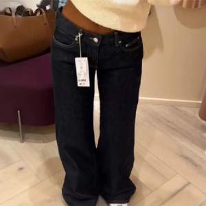 Mörkblåa lågmidjade jeans från Gina Tricot ”Low Straight Jeans”. Endast använda vid ett tillfälle så som nya. Nypris 499kr. Storlek 32 men motsvarar 34 då de är stora i storleken. Säljer även likadana i grå. Tryck gärna på köp nu. 