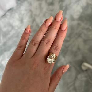 Guldig ring från Caroline svedbom! Super fin och elegant!❤️ böjbar så man får sin storlek
