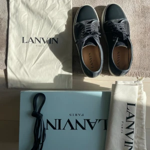 Lanvin Cap toe - Storlek: 42 (UK8) Färg: Dark grey  Skick: 8,5/10 (Lite slitna under sulan, se sista bilden) Medföljer box, oanvända extrasnören samt två dustbags Inköpta sensommaren 2023 Säljes pga används ej.  
