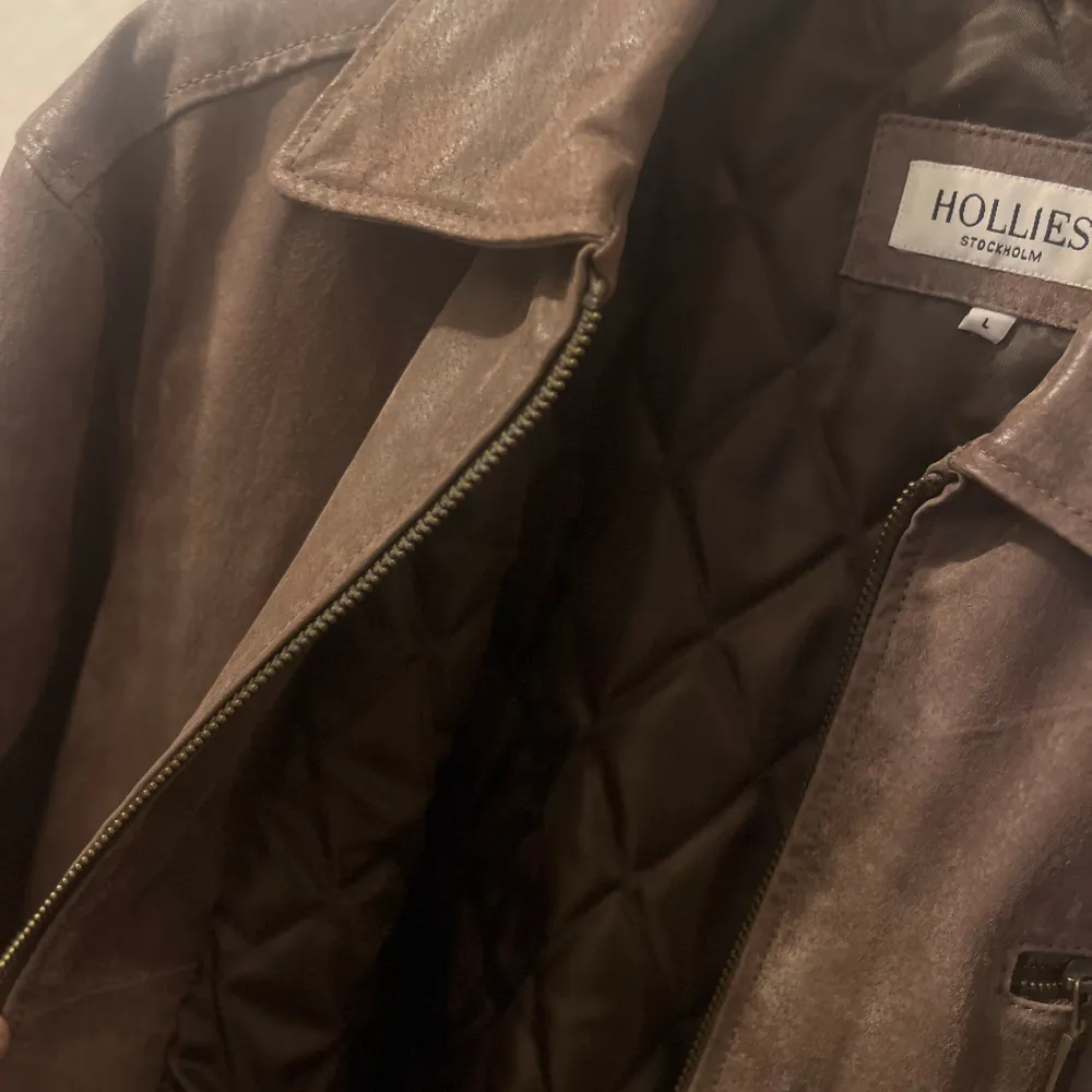 Mocka jacka från Hollies Stockholm, vintage från 80-talet. Mycket fint skick på jackan fast ålder! Inga synliga skavanker. Säljes pågrund av används inte längre, har varit oanvänd i många år. Pris kan diskuteras! ☺️. Takit.