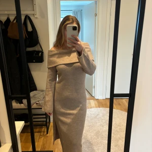 Off shoulder klänning - Fin klänning från HM i gott skick, använd en gång, mysigt matrial på klänningen. 
