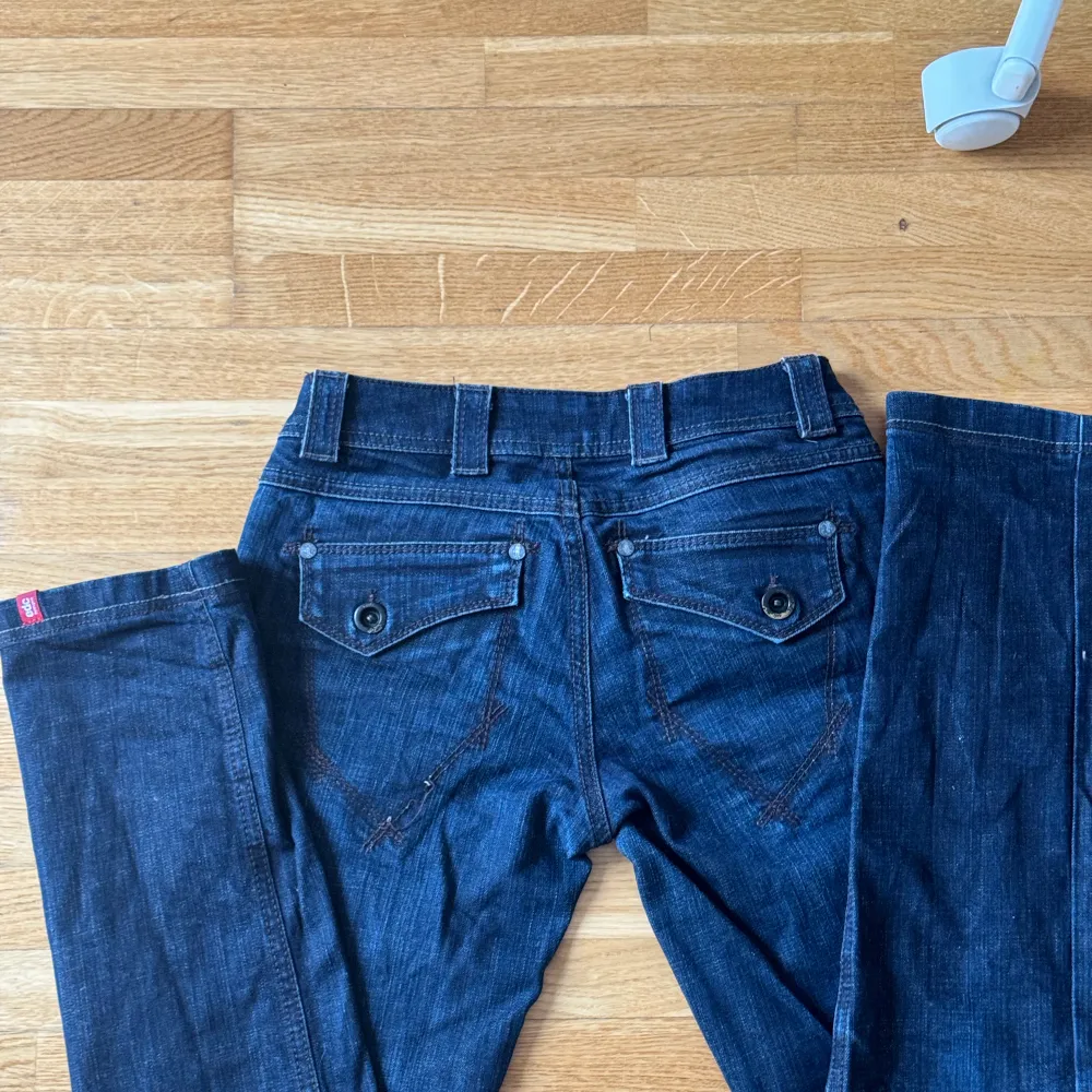 Säljer dessa low waist jeans ifrån ”EEC by espirit som är i färgen mörkblå!. Jeans & Byxor.