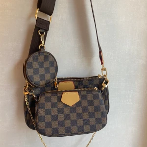 axelremsväska - väldigt bra skick, använd få gånger. går att ha på flera sätt som ni kan de på bild 4