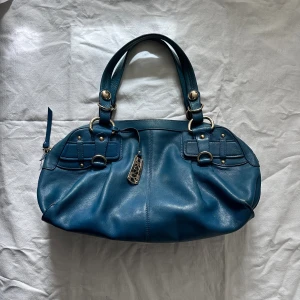 DKNY väska  - Unik vintage DKNY väska i så fin färg!  Begagnat/använt skick, bredd ca 45cm, höjd ca 24cm💛