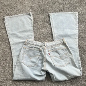 Vintage Low Waist Levis Jeans - Skit snygga vintage Levis jeans med sjukt låg midja. Inga defekter eller skador. Har tyvärr inga bilder med de på då de inte passar mig. Midjemått: 35cm tvärs över Innerbenslängden: 71cm Midjehöjd: 18cm Skriv privat för frågor💕💕