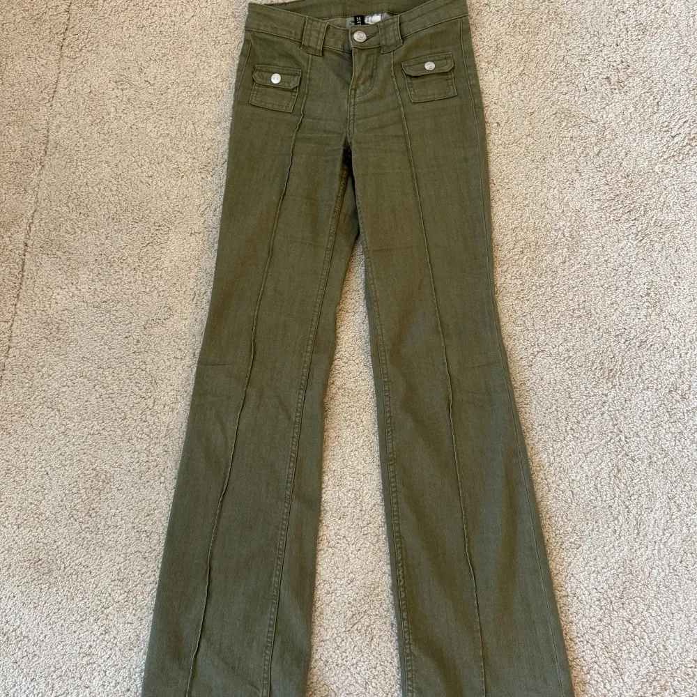 Vill BYTA dessa jeans mot ett par i storlek 34💗 Hör av er ifall ni säljer i 34 och vill byta eller bara säljer!!💗 (SÄLJS EJ, ENDAST BYTE). Jeans & Byxor.