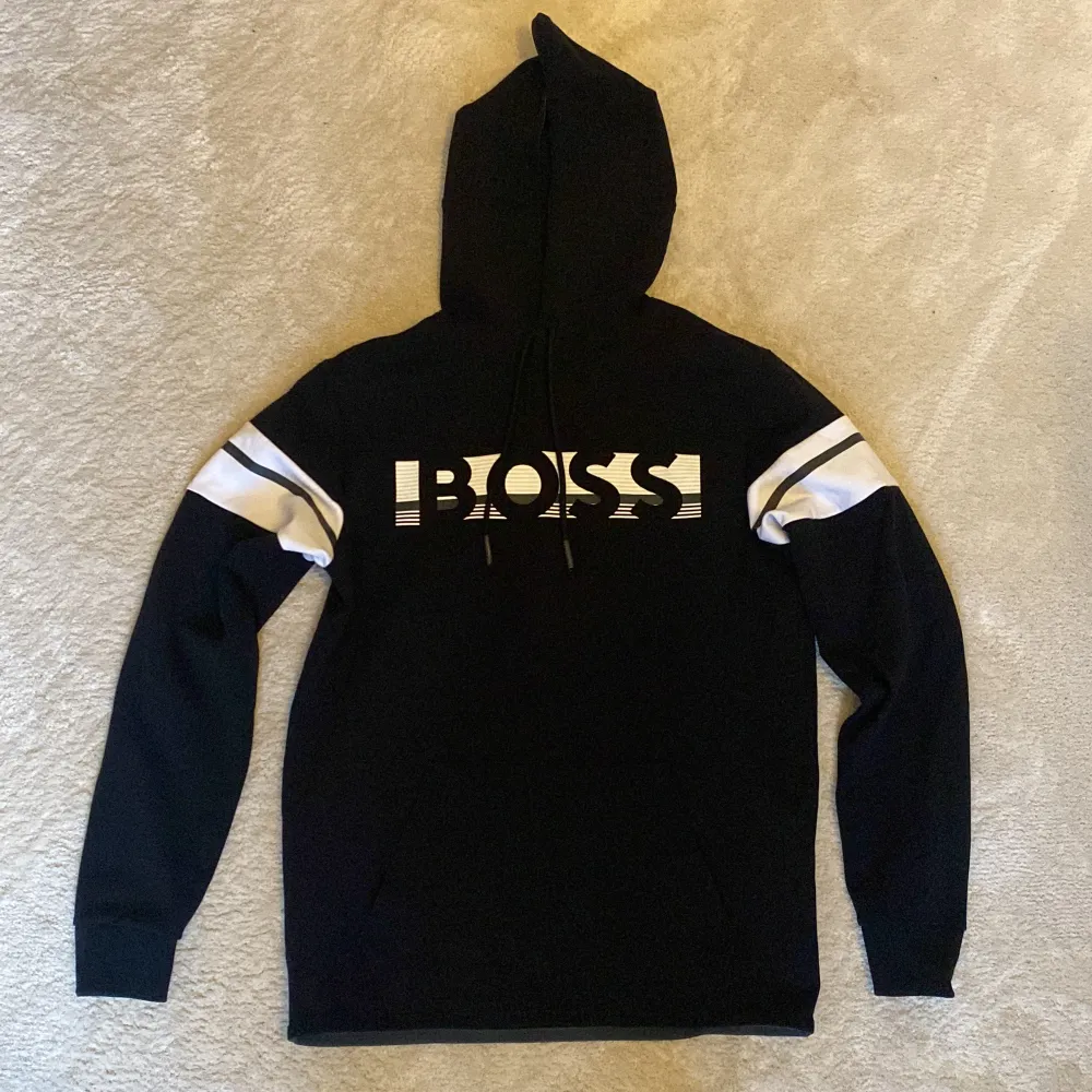 Svart Hugo boss hoodie med vita detaljer. Nästan helt ny, använd 2 gånger. Storlek S.. Hoodies.