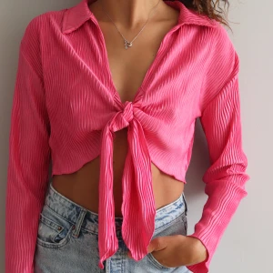 Croptop från Gina tricot i storlek XS - Ribbad crop top i storlek XS. I gott skick.