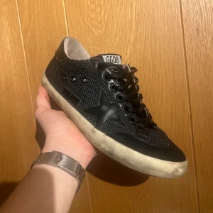 Golden Goose Superstar - Ett par riktigt feta och unika Golden Goose Superstar i grymt skick till ett grymt pris ⚡️. Sulan är in princip helt ny. Tillkommer box och äktetsbevis. Passar 40-40,5. Skriv för mer bilder eller andra undringar.