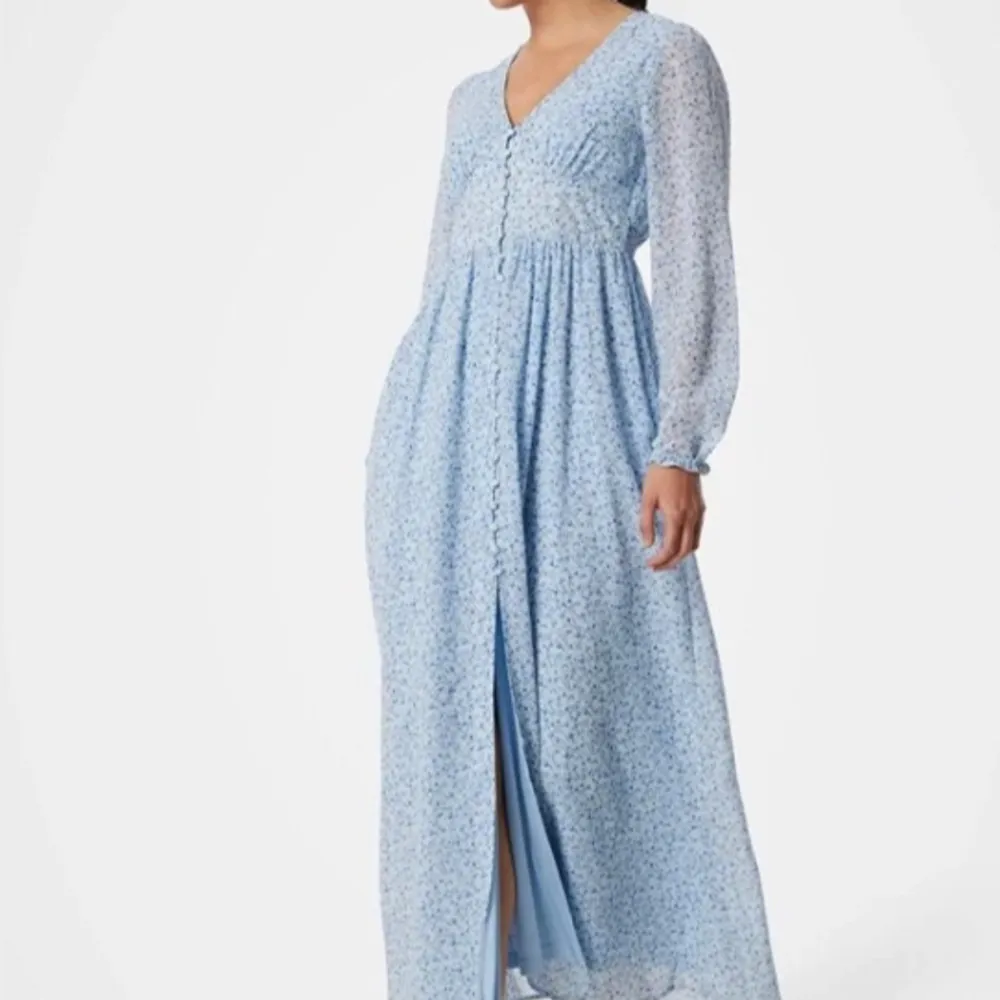 Onlamanda L/S Long Dress ONLY. Söker denna klänning!! Helst i storlek M. OBS!! Har du en likadan klänning i annan storlek är det bara att meddela. Klänningar.