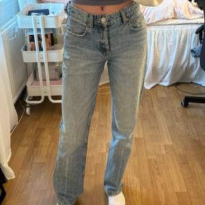 Jättefina raka jeans från Zara🩷 Säljer vid bra pris då jag tycker om de själv!