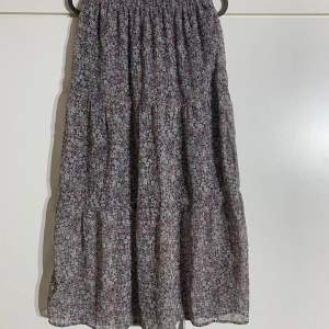 En lång multifärgad kjol perfekt nu till sommaren. Är i storlek 146/152 men skulle säga att det motsvarar xs. Längden är 84cm. Väldigt bra skick! Pris kan diskuteras!