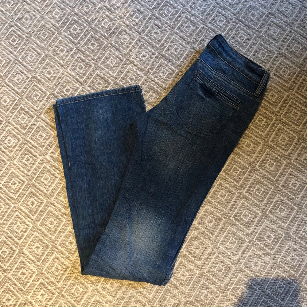 Coola bootcut jeans från Zara, innerbenslängd 87 cm, midja 70 cm. Lågmidjade . Jeans & Byxor.