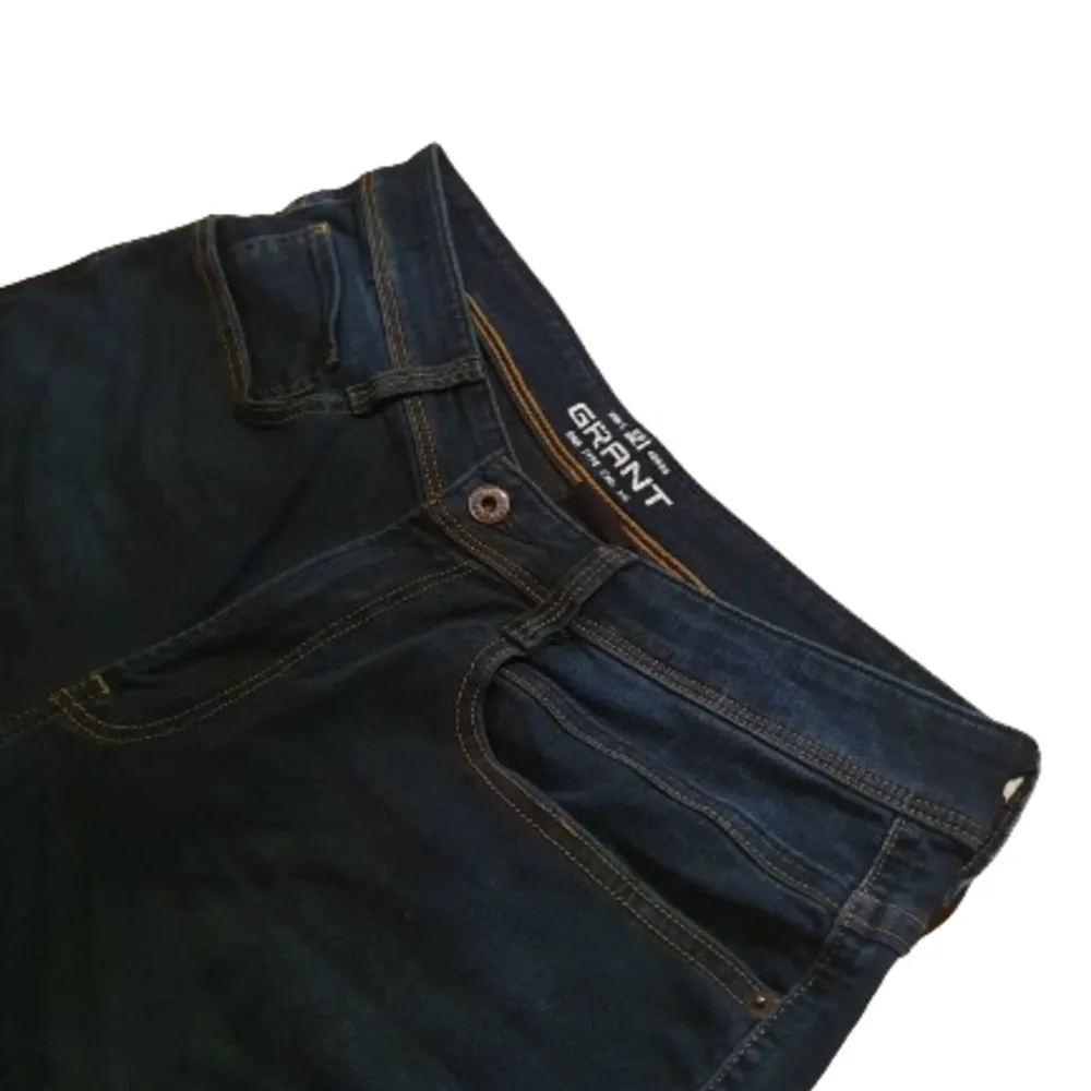 Mörk blå Grant jeans i storlek 34/32 riktigt snygga och i superbra skick. Jeans & Byxor.