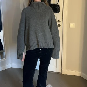 Soft Goat Tröja - Finaste gröna tröjan från Soft Goat i Stl M i ”boyfriend turtleneck”, nypris 5000