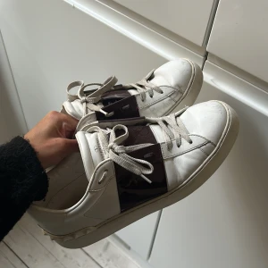 Valentino skor  - sjukt snygga valentino skor med mörkrött lack! Extra snören, box och äkthetsbevis kommer med. storlek 41 