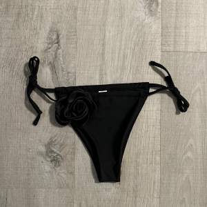 Säljer denna svarta bikini underdel i stl S. Aldrig använd 