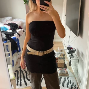 Bandeauklänning - Svart stretchig bandeauklänning, snygg över byxor eller bara som den är✨