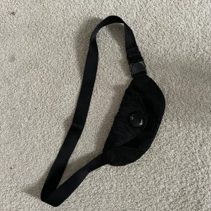 Cp company - Cp company Axel väska knappt använd  Säljs inte längre 