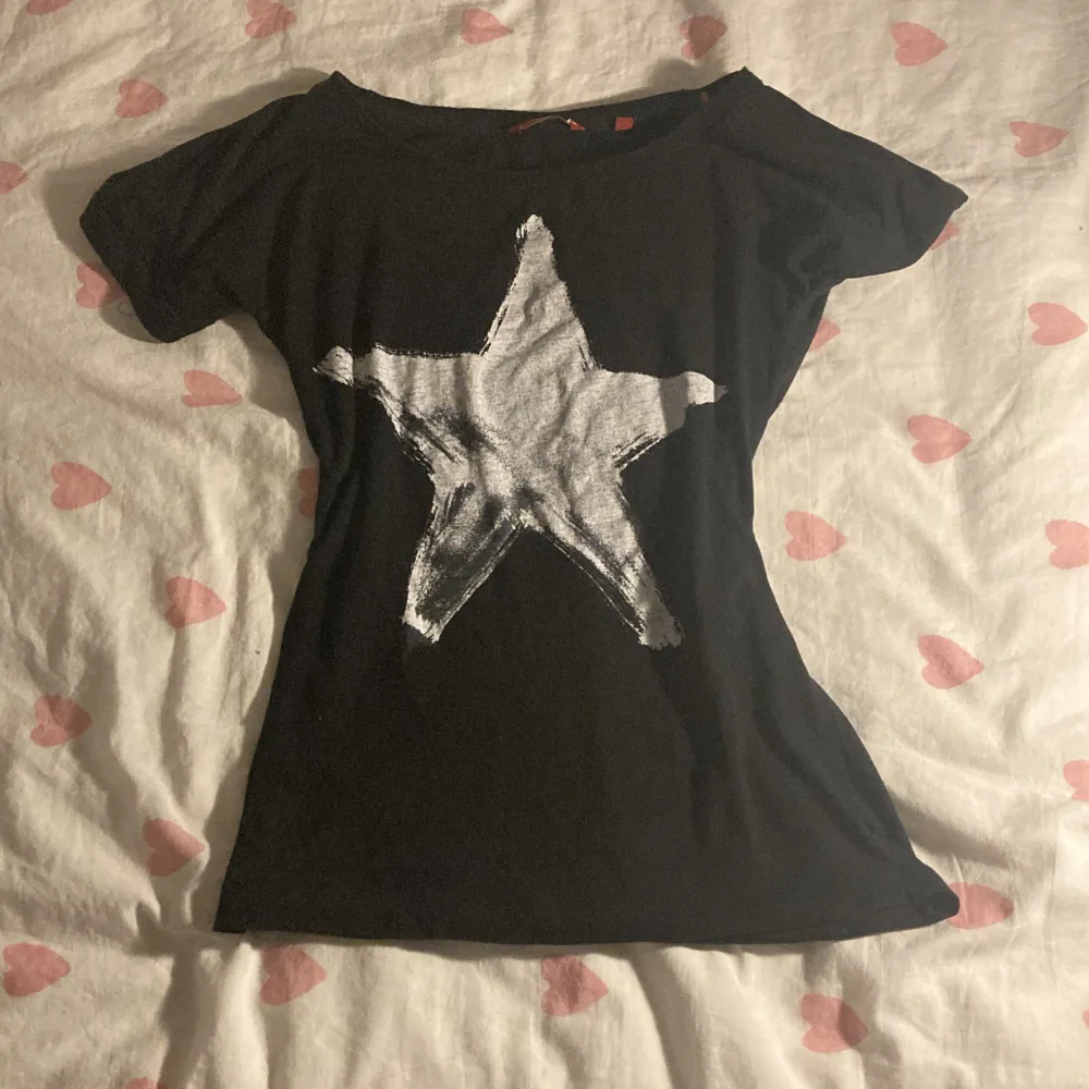 En jättecool svart t-shirt med en stjärna på⭐️⭐️köpt på sellpy men är i ett bra skick, inga defekter🩷🩷. T-shirts.