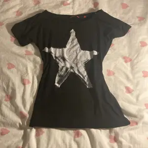 En jättecool svart t-shirt med en stjärna på⭐️⭐️köpt på sellpy men är i ett bra skick, inga defekter🩷🩷