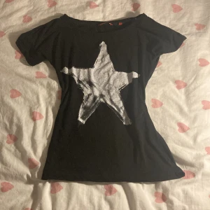 T-shirt med tryck - En jättecool svart t-shirt med en stjärna på⭐️⭐️köpt på sellpy men är i ett bra skick, inga defekter🩷🩷
