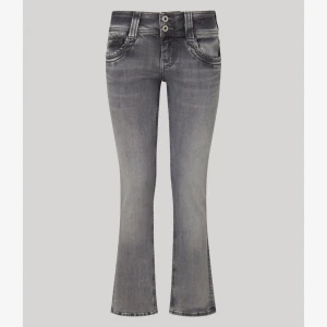 pepe jeans low waist bootcut - Skit snygga och nästan nya grå pepe jeans i bootcut modellen. Snygga nu till tex våren. Hör av er vid funderingar😇💗 nypris 1200kr🙌🏼🙌🏼