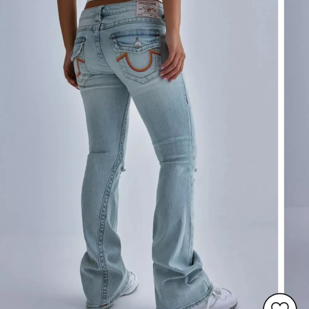 Jeans från true religion!!!😍Orginalpris på nelly 1600kr, helt slutsålda! Sitter sååå snyggt men måste tyvärr sälja då de är lite för små 😕 Har sprättat upp dem längst ner då de tidigare var lite för korta på mig som är 168❤️❤️❤️ pris går att diskutera🤗💖. Jeans & Byxor.