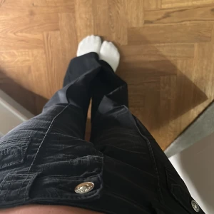 Svarta HM jeans  - Super snygga hm jeans i färgen svart! Dessa är i storlek 36 och jag vill gärna byta mot ett par i storlek 34 ❤️ helt oandvända 💗skriv om ni vill byta. 