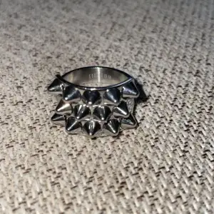 En jätte fin ring som va lite stor på mig kan tänka mig byta mot en mindre storlek eller sälja  möts i Eskilstuna 