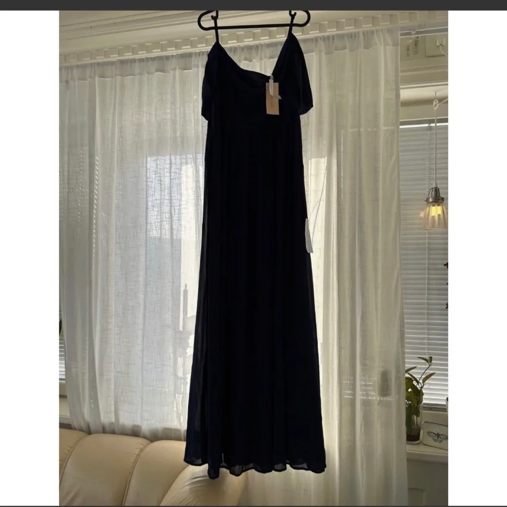 (Aldrig använd fick hem den helt fel storlek)💘 Priset går att diskutera hör av dig! Storlek: 42 slut såld i 42 på hemsidan. Balklänning: Loreen Gown Märke: Bubbleroom Färg: Dark Blue. Klänningar.