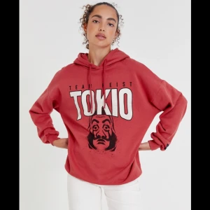 La casa de papel hoodie - tokio - La casa de papel hoodie, röd. Använd ett fåtal gånger. Oversize model. Passar alla mellan S-XL (men är i storlek M)