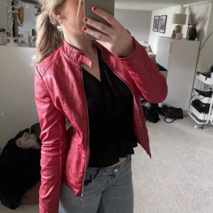 Röd skinnjacka - Funderar på att sälja denna aaaas snygga skinnjackan då den ej kommer till användning. Storlek 36, men passar även 38❤️