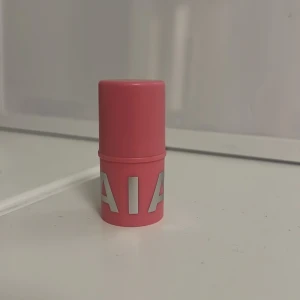 Caia bluch - Helt oanvänd Caia bluchstick! Färg: berry smoothie. Nypris:225 kr