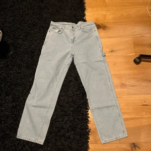 Ljusblåa Karl slank Jeans - Hej säljer dessa fina carpenter jeansen som används några gånger men säljs då de inte kommer till användning löngre. Jeansen är i fint skick. Kontakta gärna vid funderingar eller frågor. Skick 9/10