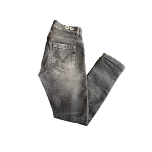 Dondup George  - Säljer mina tvärfeta dondup george med otroligt feta slitningar och fade. Skicket är mycket bra o h modellen är 177 samt väger 65.pris kan diskuteras vid snabb affär.Vid frågor/ funderingar är de bara att skriva