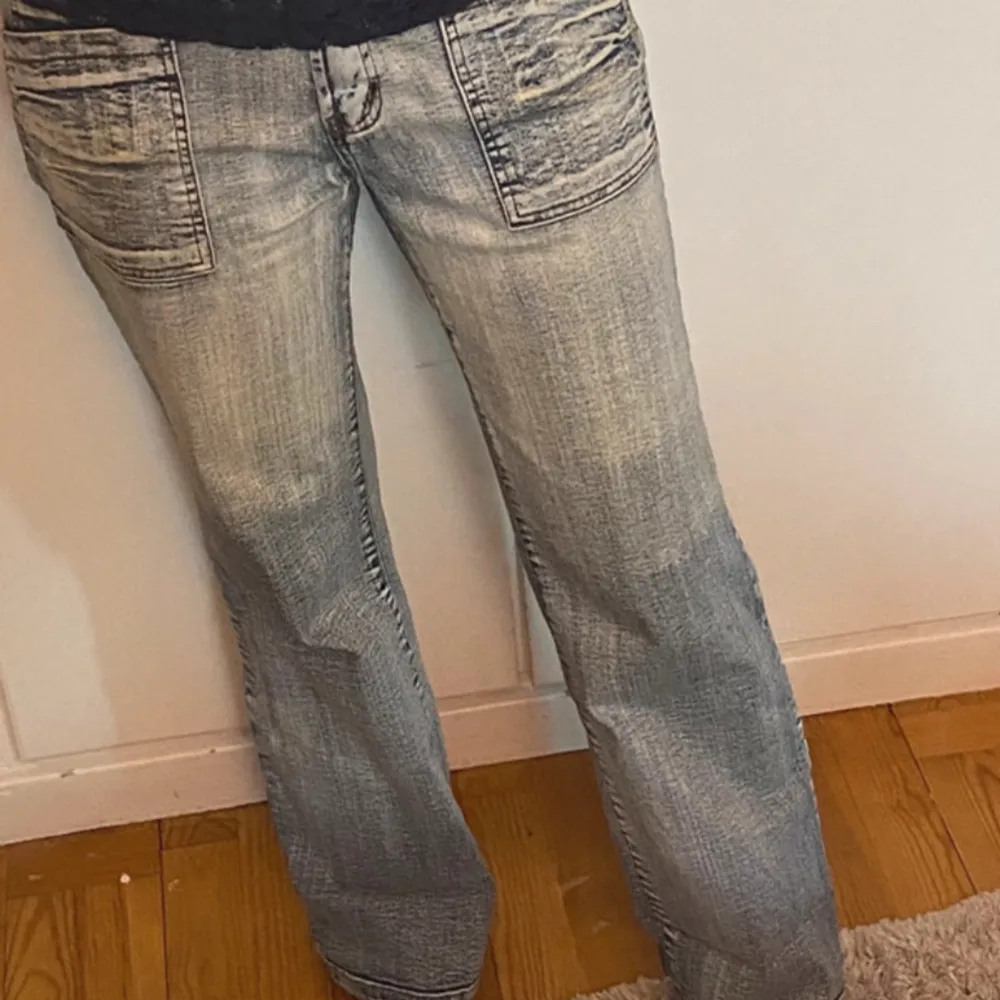 Bootcut jeans ifrån R.mask. De är i storlek 32 eller ungefär M. De har coola detaljer på bakfickorna. . Jeans & Byxor.