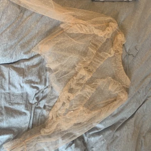 Zara blus - Säljer denna super snygga blus från Zara perfekt till alla olika tillfällen och endast använd 1 gång!