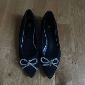 Skor - Så fina skor i storlek 38 med silver stenar på rosetten ✨