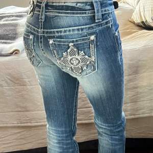Helt nya lågmidjade bootcut miss me jeans i perfekt skick! Dom är i storlek 26. Hör gärna av er vid frågor eller för mer bilder💞                                      🤍midjemått 81 cm 🤍Benlägnd 84 cm                     gmail: trendigaklader@gmail.com
