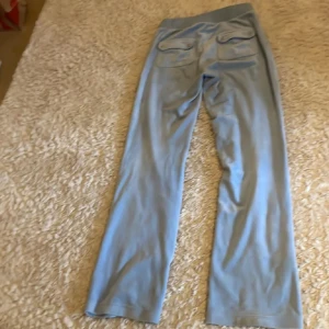Jucy couture   - Jucy couture byxor med storlek xs. Använda ett par gånger. Ljus blåa och riktiga. Priset kan kanske diskuteras beror på vad.