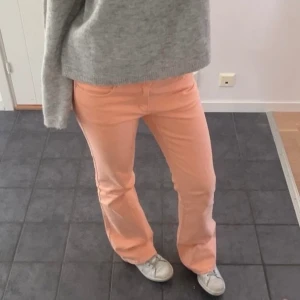 Bootcut low waist jeans - Helt nya och oanvända bootcut/flare jeans från Abrand Jeans. ”Low waist, slim fit, flared from the knees” Storlek 26 vilket är ish 36/S Nypris 1000. 800kr eller bud