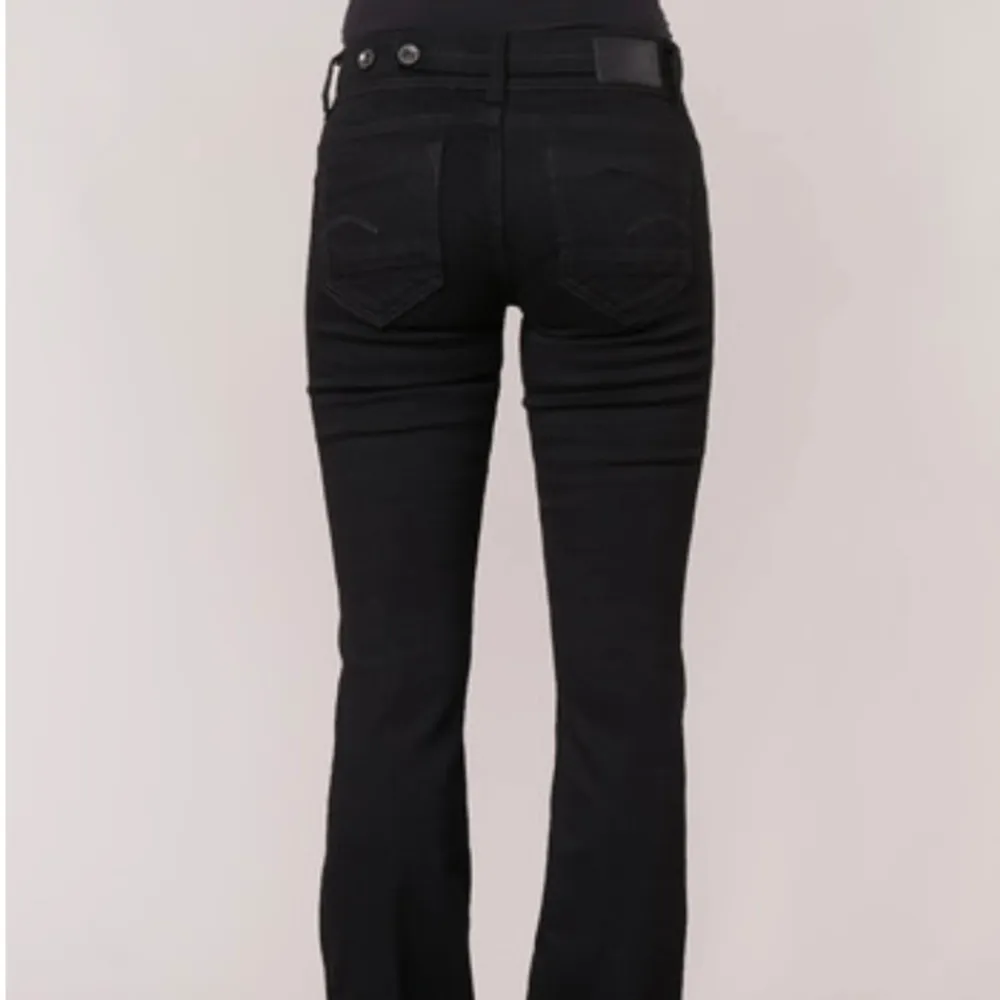 Säljer dessa low/mid waist jeans från g-star💗 midjemått 34+stretch och innerbenslängden är 83 cm💗 skriv vid frågor . Jeans & Byxor.
