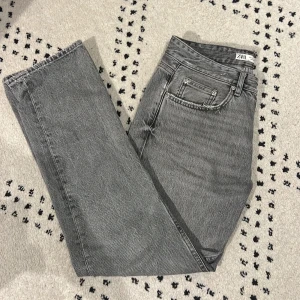 Zara jeans straight fit  - Sköna jeans skick 10/10, använder inte längre så väljer att sälja dom, är 180 väger 70 