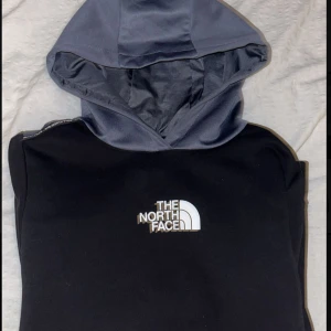 The north face kofta - Hej säljer en fräsh the north face kofta använd ett par gånger. Den är i storlek xs/s.