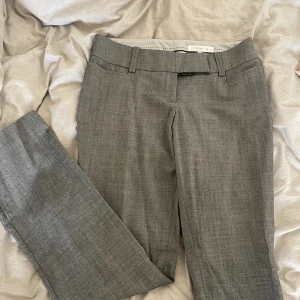 Kostymbyxor  - Grå kostymbyxor i storlek 36. Mycket bra skick. Går ner till marken på mig som är 173 cm💕