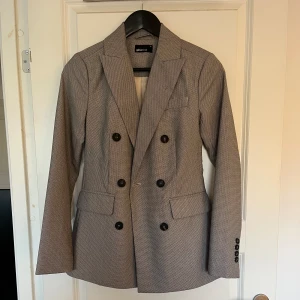 Grå kavaj från Gina tricot - Kavaj från Gina tricot, endast använd 1 gång i storlek 32