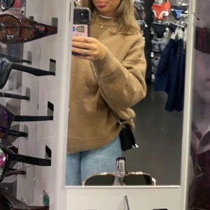 Beige/brun stickad tröja - Jättemysig stickad tröja från H&M🤎passar alla i storlekarna XS-L, beroende på hur man vill att passformen ska vara.