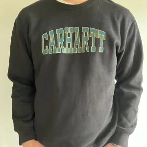 Carhartt crewneck - Svart carhartt crewneck i storlek XL i bra skick