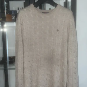 Morris merinoull - Säljer denna Morris merinoull kabelstickade tröja nyskick använd fåtal gånger. (Obs Ingen fläck på första bilden utan bara min lur) Bara att skriva vid några frågor mvh.